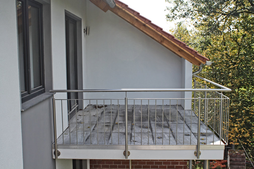 Der Balkon mit Blick in den Garten